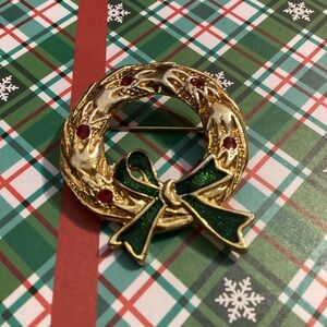 Vintage traditional gold tone metal and enamel Christmas wreath brooch